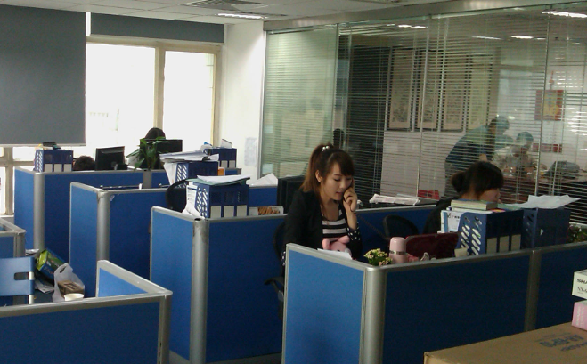深圳市光明新区办公家具定制与标准化生产的差异对比分析